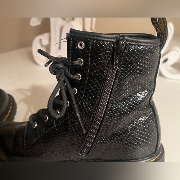 Doc Martens 1460 Black Snake Skin Pattern Lace Up Combat Boot - Picture 4 of 8
